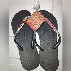 Havaianas NWT Floral and black thong sandals Womens Size 7/8